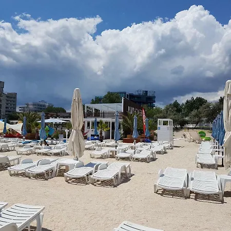 Tia * Mamaia